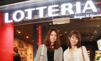 本日発売のロッテリア「麺屋武蔵ラーメンバーガー」を女子大生2人が食べてみた