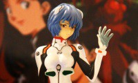 等身大の綾波レイもいる「EVANGELION 100.0 巡回展」福岡パルコで開催中！ 