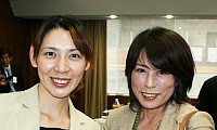 商工会議所で名刺交換、小竹理香さんと西美余子さん 