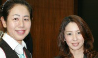 商工会議所で名刺交換、花柳奈丘さんと玉井洋子さん 