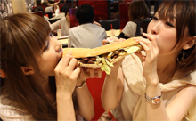 【動画】7月の水曜日14:00～限定発売！ロッテリアの「ビッグリブサンド」を女子2人で食べてみた！