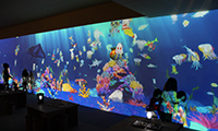 クレヨンで描いた魚たちが泳ぐ未来の水族館！「お絵かき水族館」キャナルシティ博多で開催中