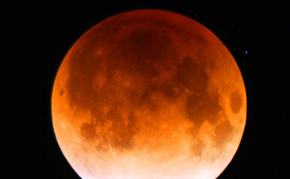 4月4日に皆既月食!夜空に浮かぶ赤い月、九州でも